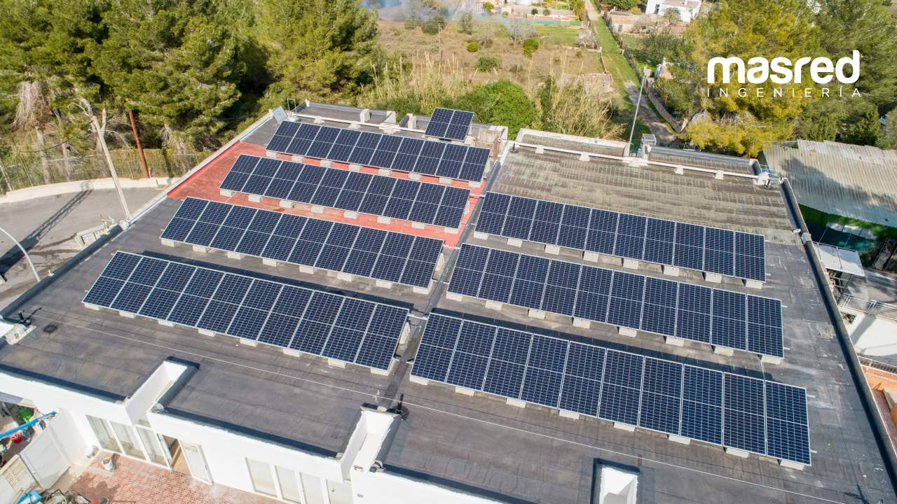 Así funcionan las empresas de ingenieros que gestionan la instalación aislada de la energía solar