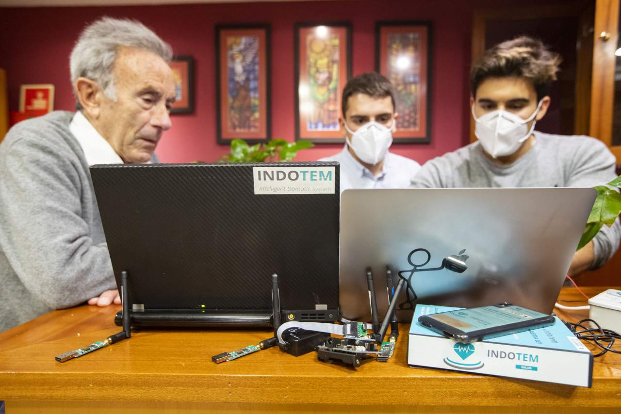 Indotem: dos emprendedores españoles crean un sistema de teleasistencia para garantizar la seguridad no invasiva de los mayores