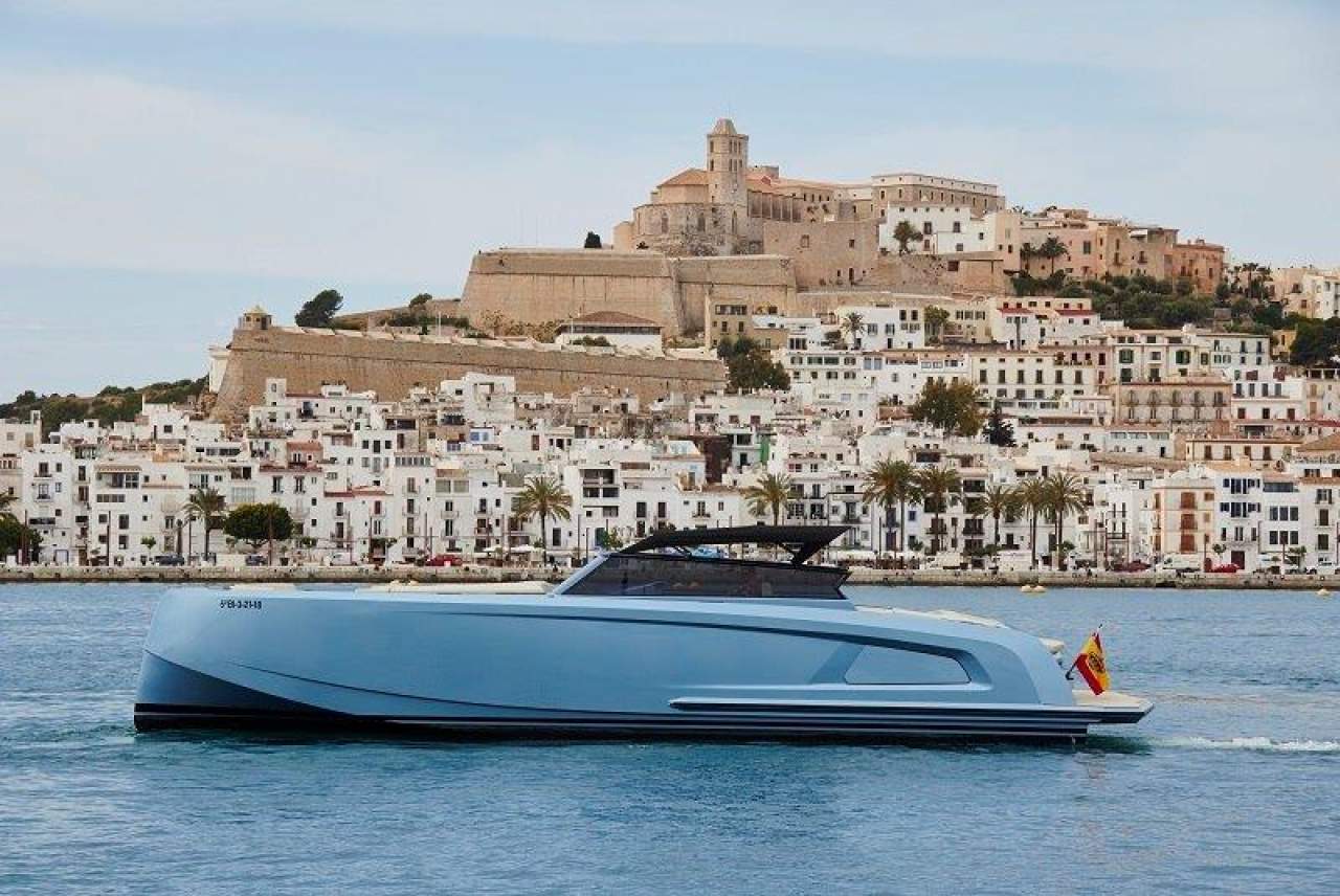 ¿Cómo realizar Flyboard Ibiza y otros deportes acuáticos en el Mediterráneo? Yacht IN Ibiza