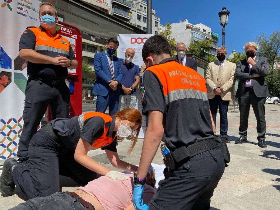 Granada estrena sus dos primeros desfibriladores que se instalarán en la ciudad para convertirla en un entorno cardioprotegido