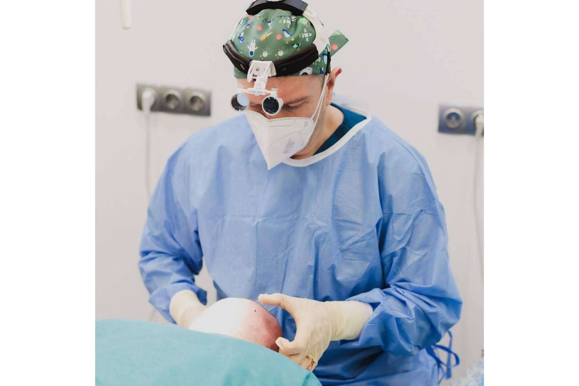 Las claves para conseguir un buen trasplante capilar, según Adcure Clinic