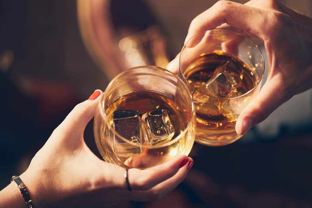 Whisky Dimple se establece como una de las bebidas más buscadas en Internet durante el año 2020 en plataformas como Tú Pones el Vaso