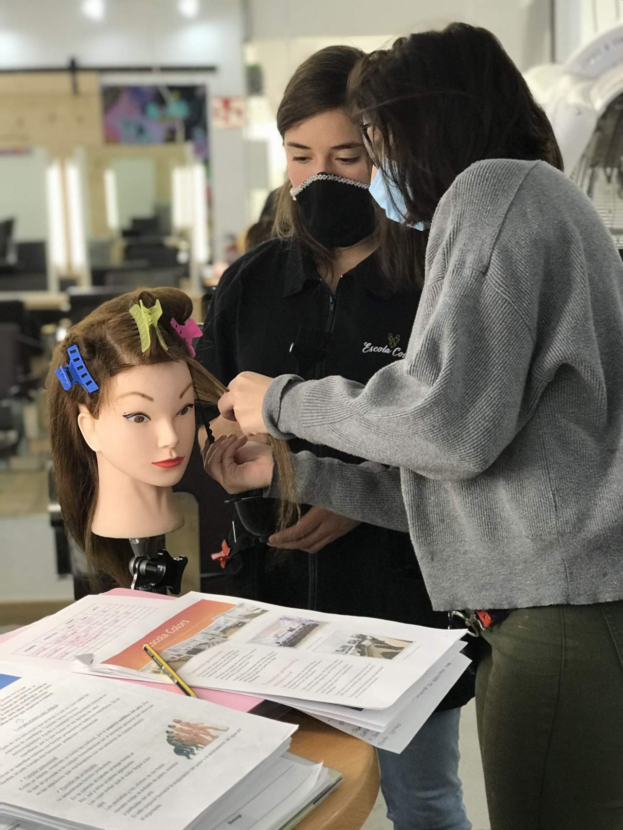 Academia Colors ofrece cursos de FP de peluquería