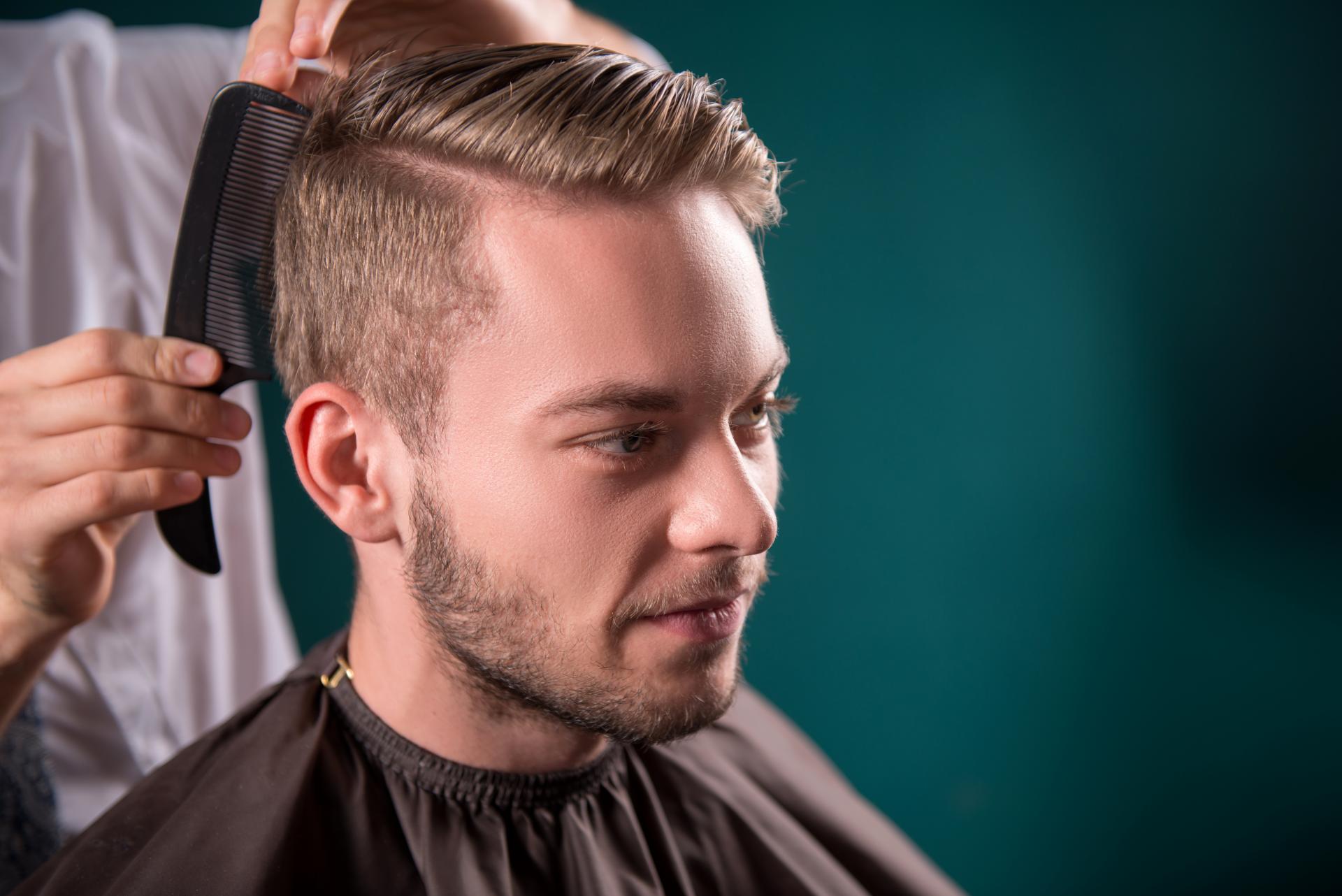 Cortarse el pelo gratis es actualmente posible gracias a Formación de Peluquería de Caballeros, peluquería para hombre en Madrid