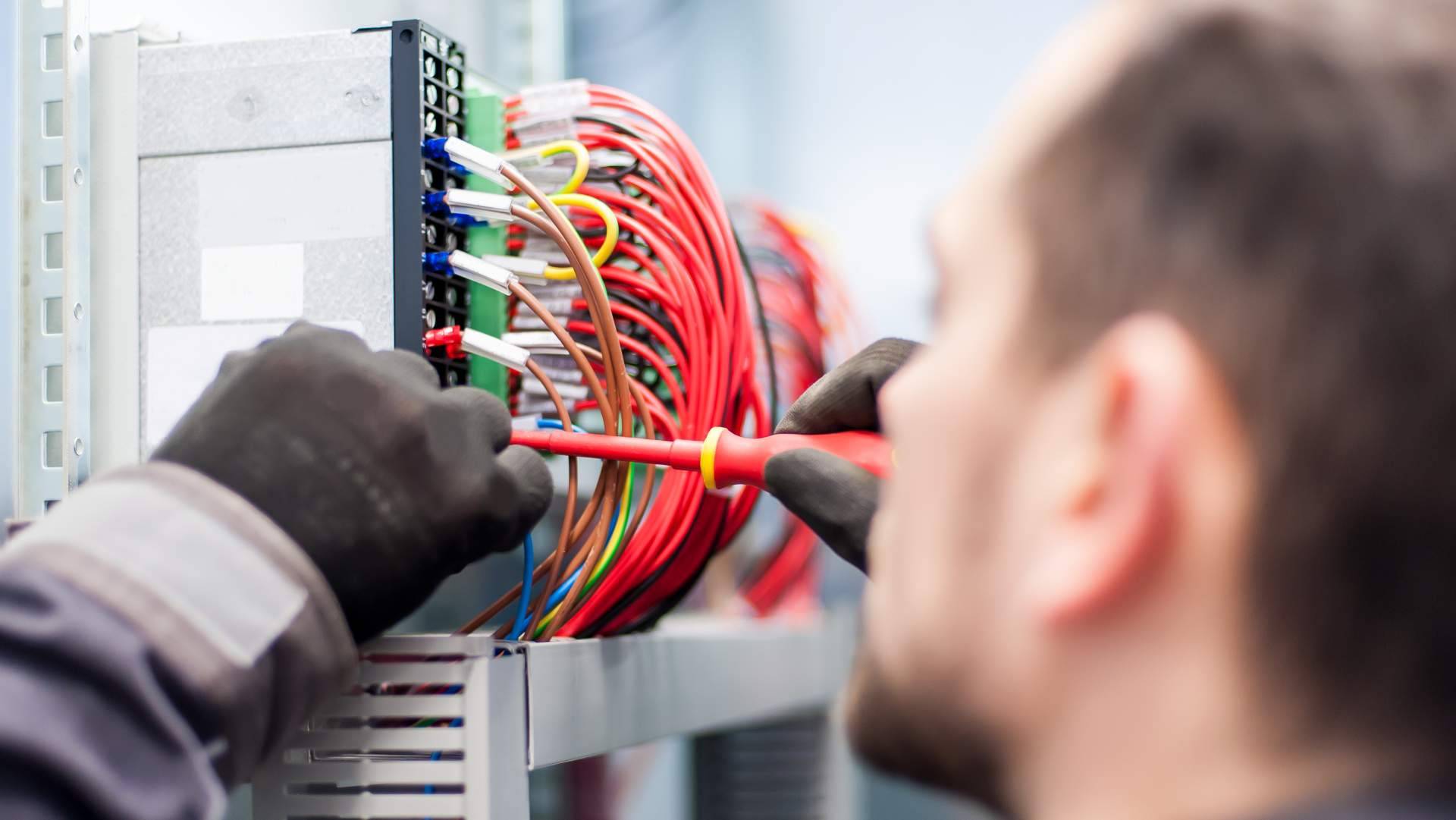 Las ventajas de encontrar electricistas profesionales en Málaga gracias a Trabajo Autónomos