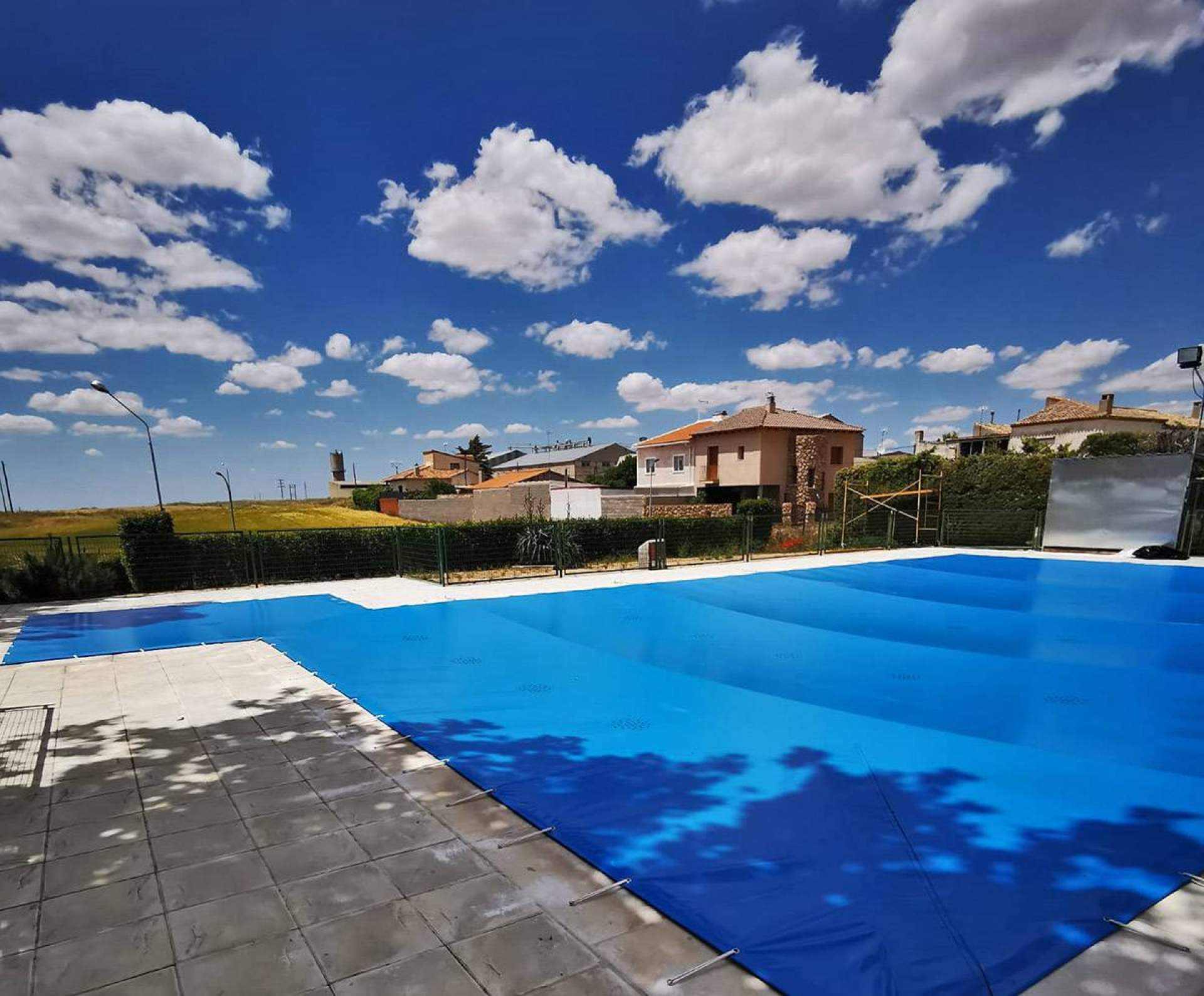Toldos Picasso dispone de cobertores para piscinas en cada estación del año