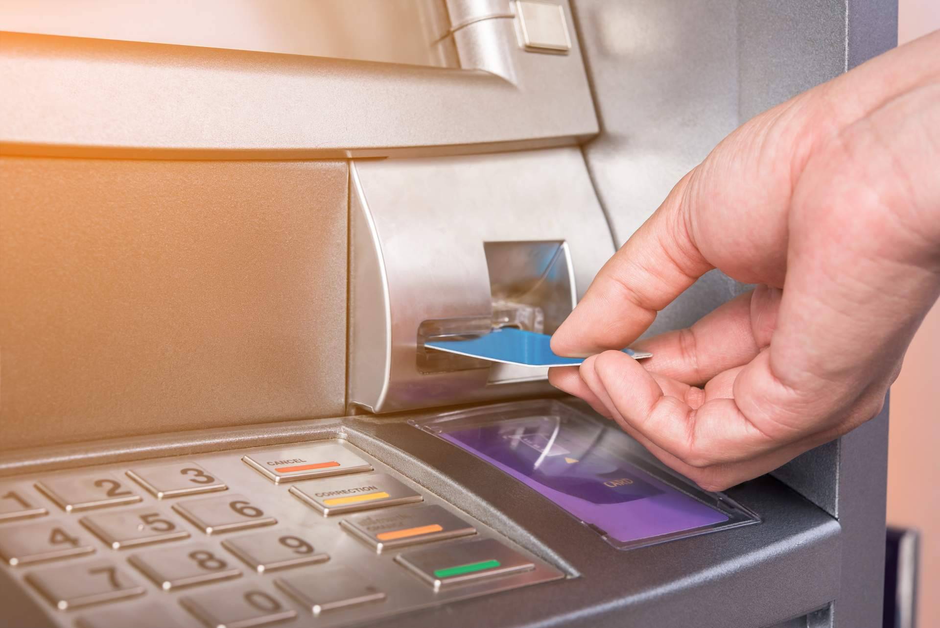 Víctimas del Crédito aborda los abusos bancarios en contratos