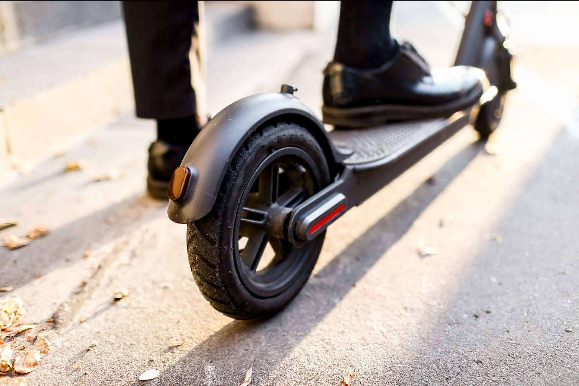 Pasear con patinetes eléctricos en verano por Barcelona de la mano de LYNX