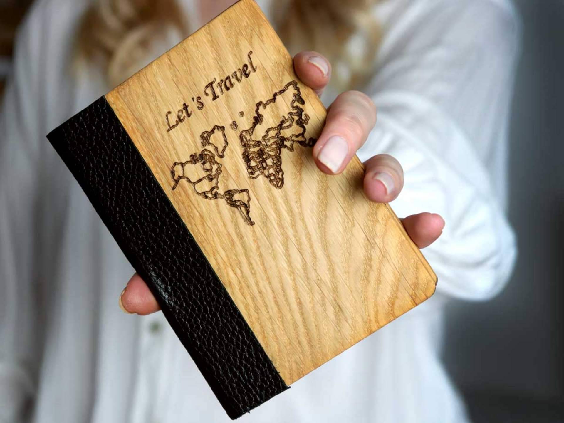 Funda de pasaporte de madera: el mejor regalo para los viajeros está a la venta en Regalos de Madera