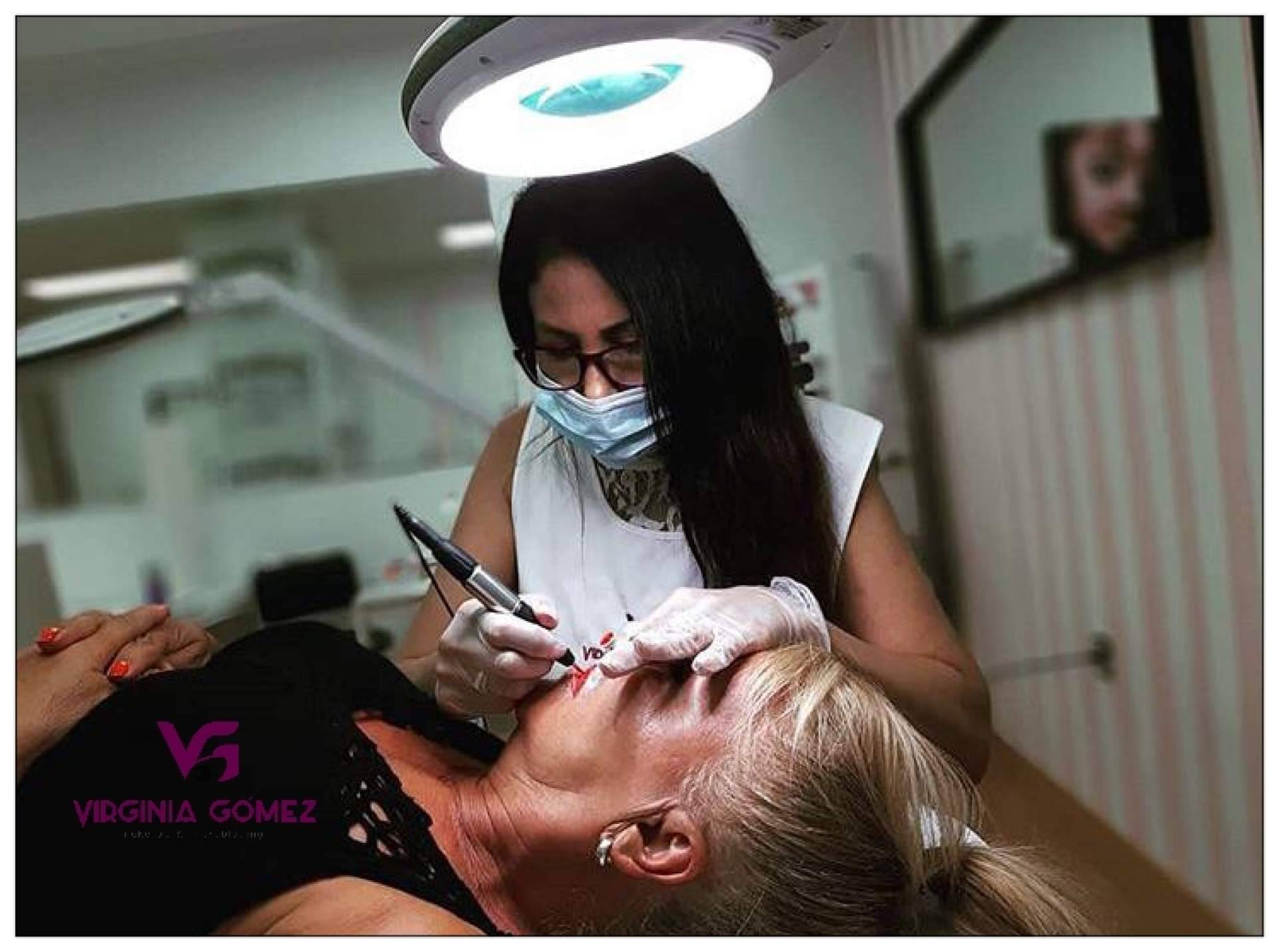El procedimiento de la mesoterapia facial de VG Virginia Gómez