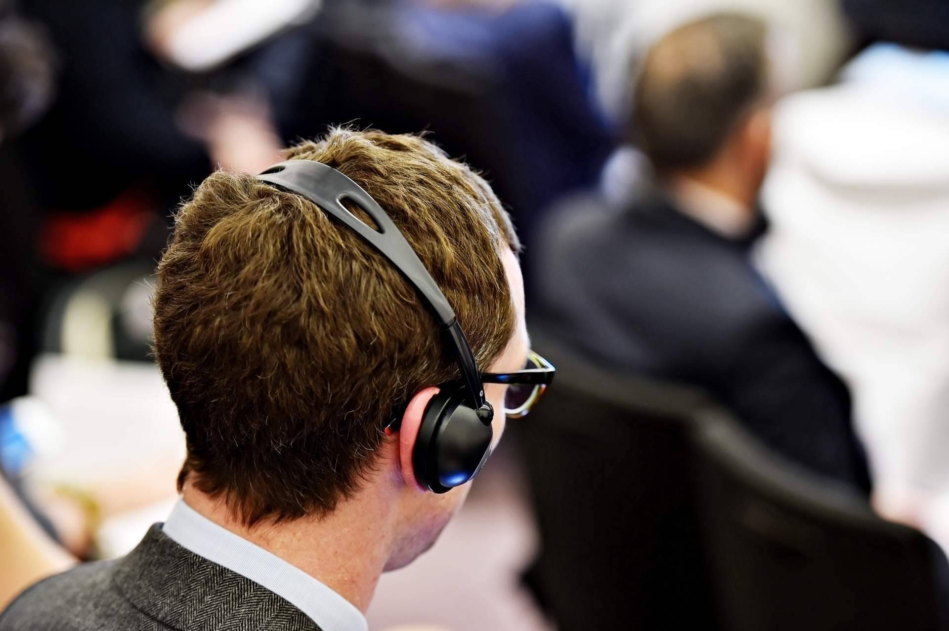 Traductor.one: las ventajas de un traductor de voz con auriculares como herramienta para entender otros idiomas