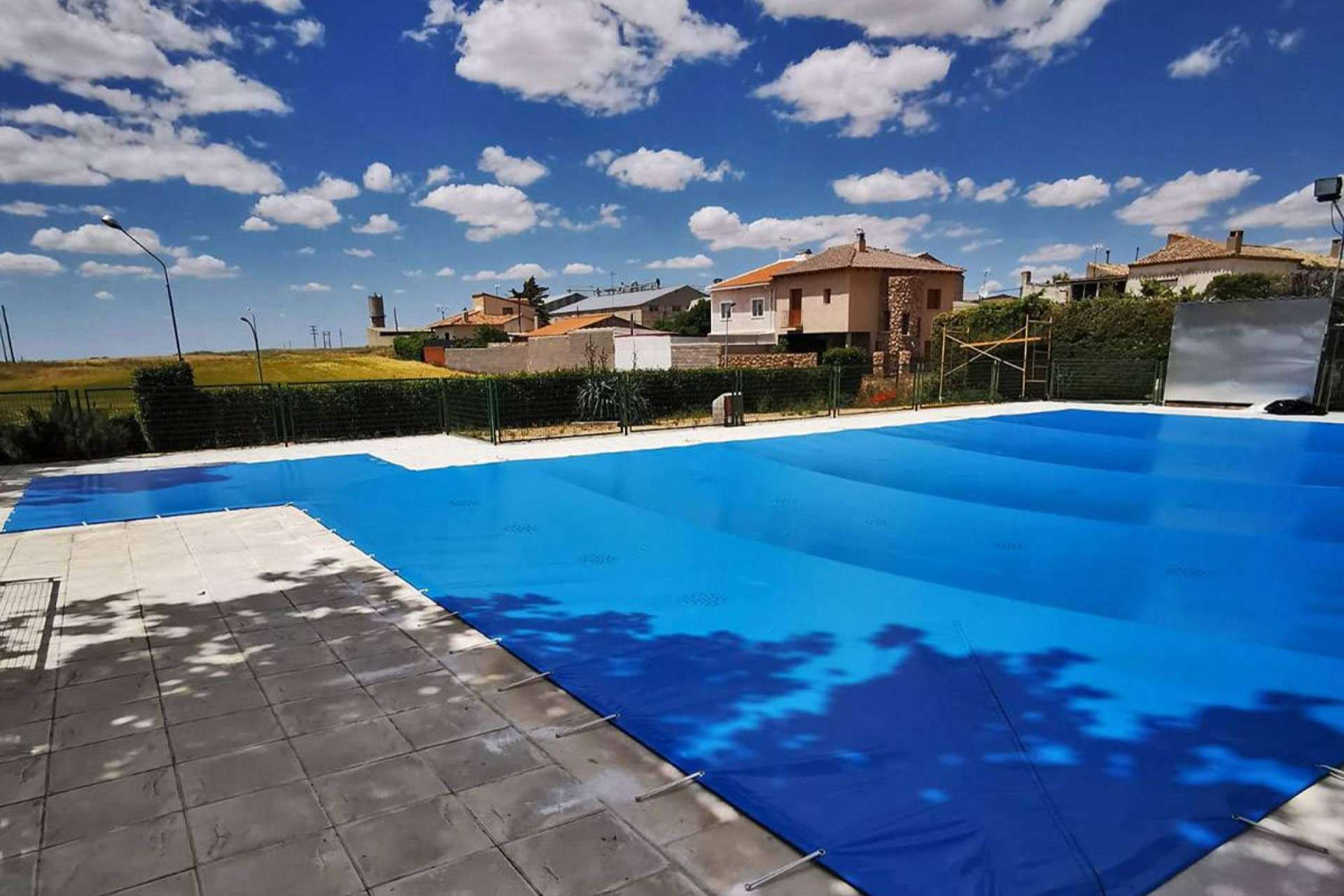 Los cobertores de piscina para invierno pueden mantener intacta el agua, por Toldos Picasso