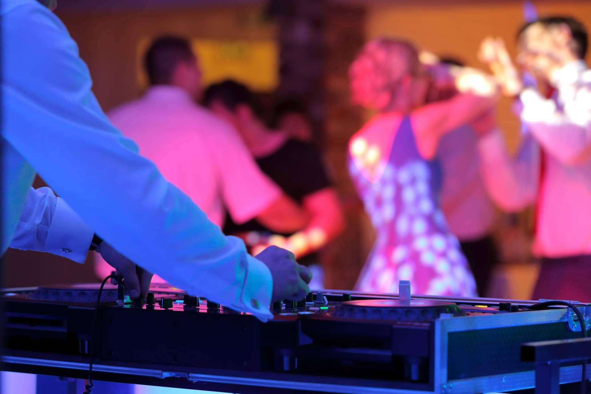 Iñaki Musik: escoger las mejores canciones para una fiesta con el DJ del momento