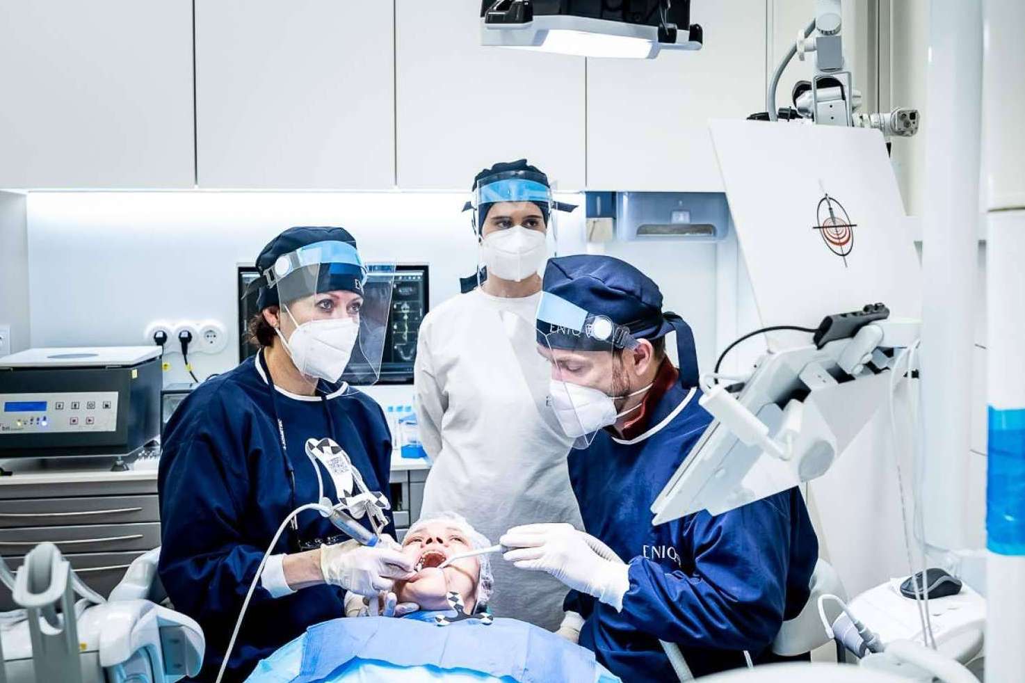 Tratamiento avanzado en la Clínica Eniq: implantes dentales con cirugía de navegación dinámica