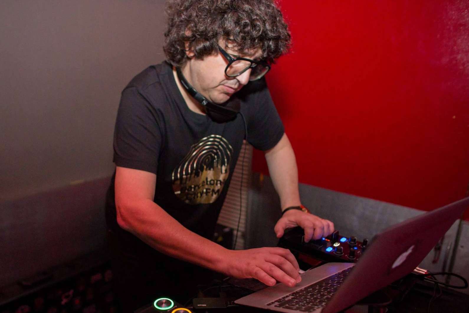 Barcelona City FM es la emisora de radio online que ofrece música electrónica las 24 horas del día