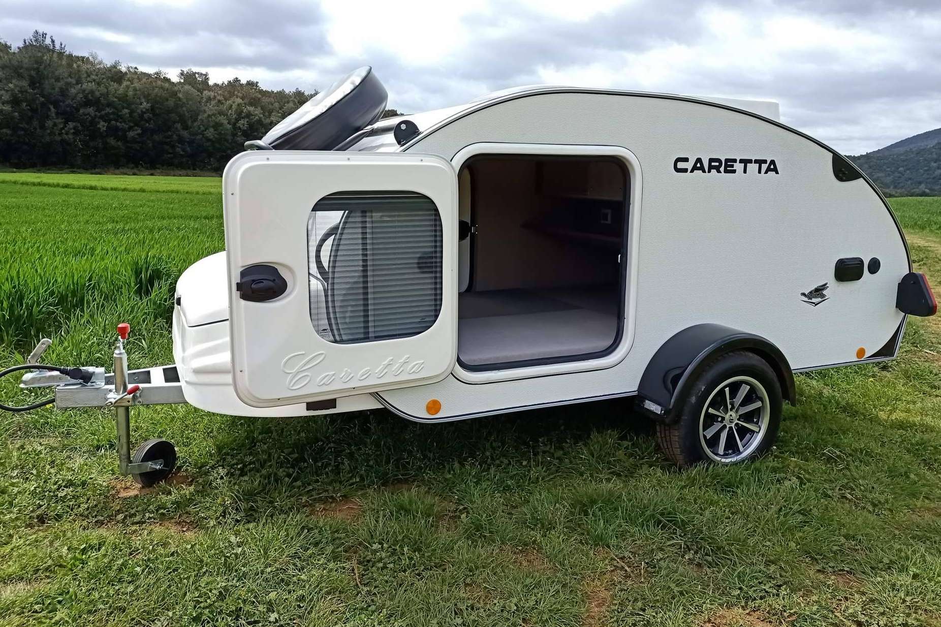 Minicaravanas.com vende caravanas pequeñas con baño y equipamiento para dos pasajeros
