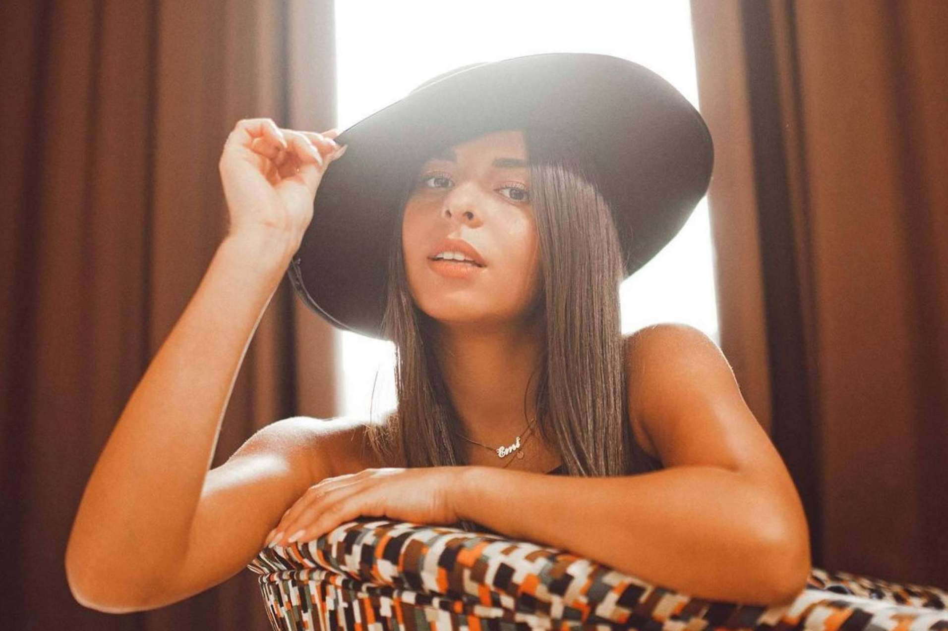 ¿Qué tipo de contenido crea la influencer Emilia Chaouchi?