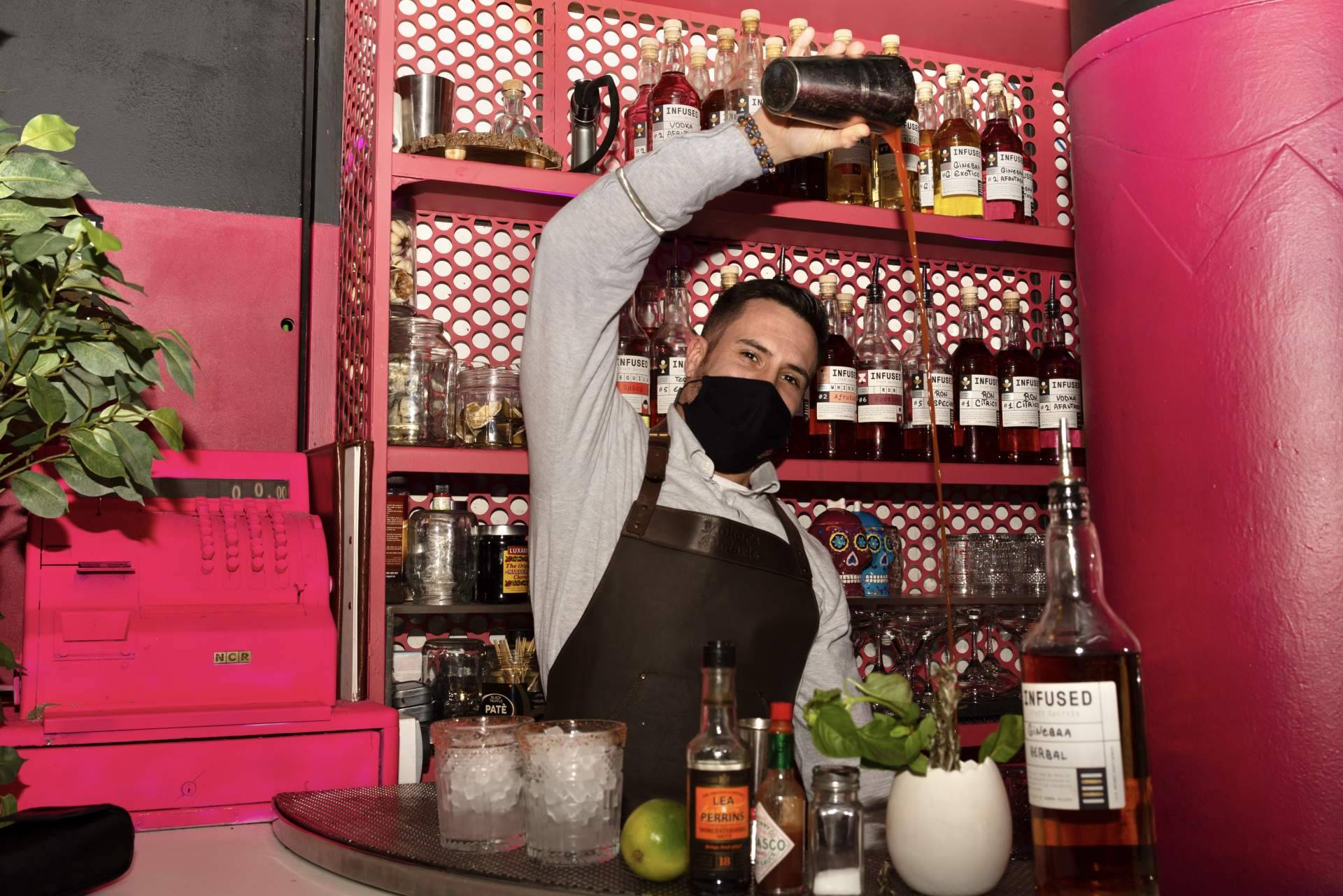 Enbabia Infused, la coctelería de moda en Madrid con su propia marca de alcohol artesanal