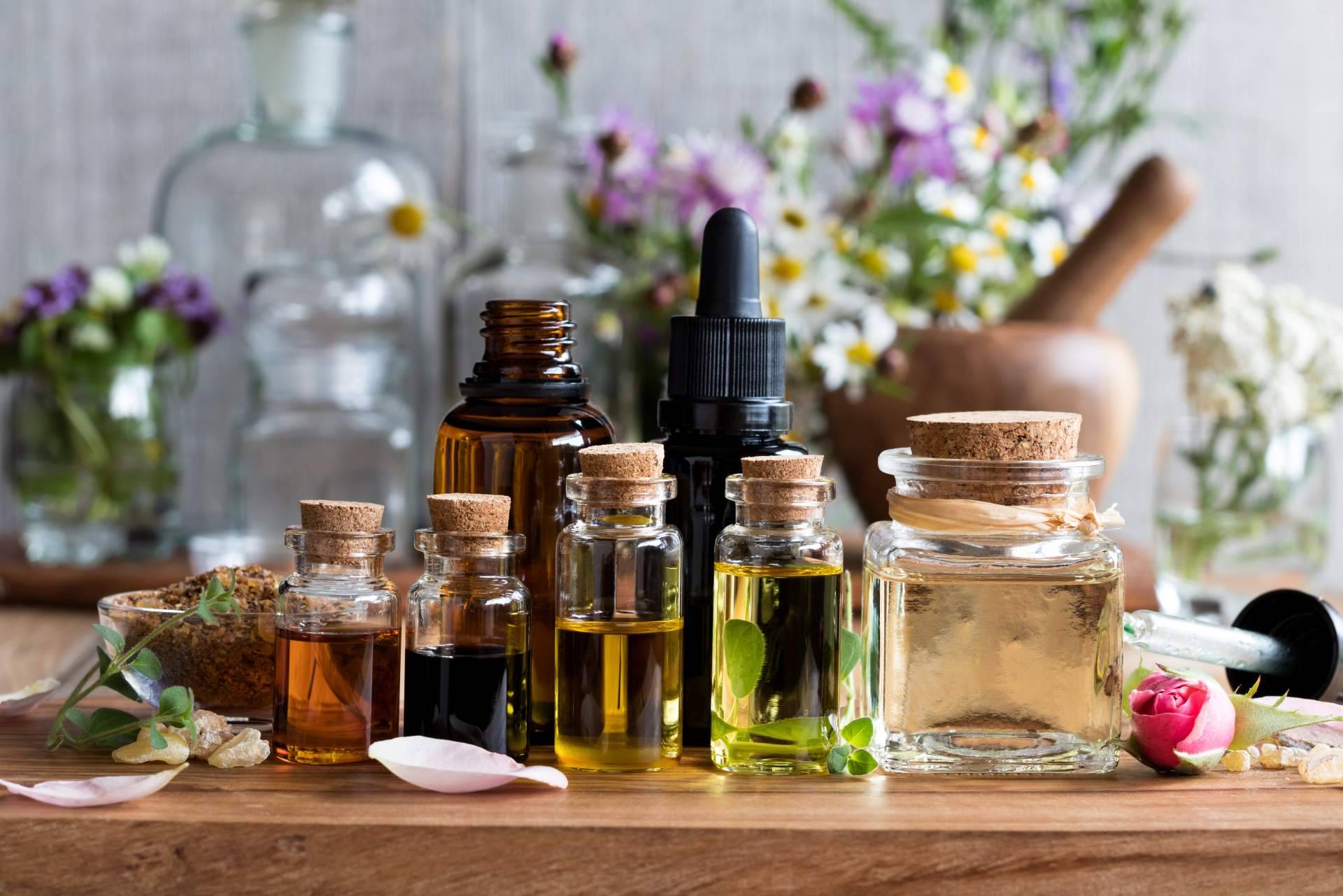 De qué manera se extraen los aceites esenciales y sus beneficios, según Comdiet