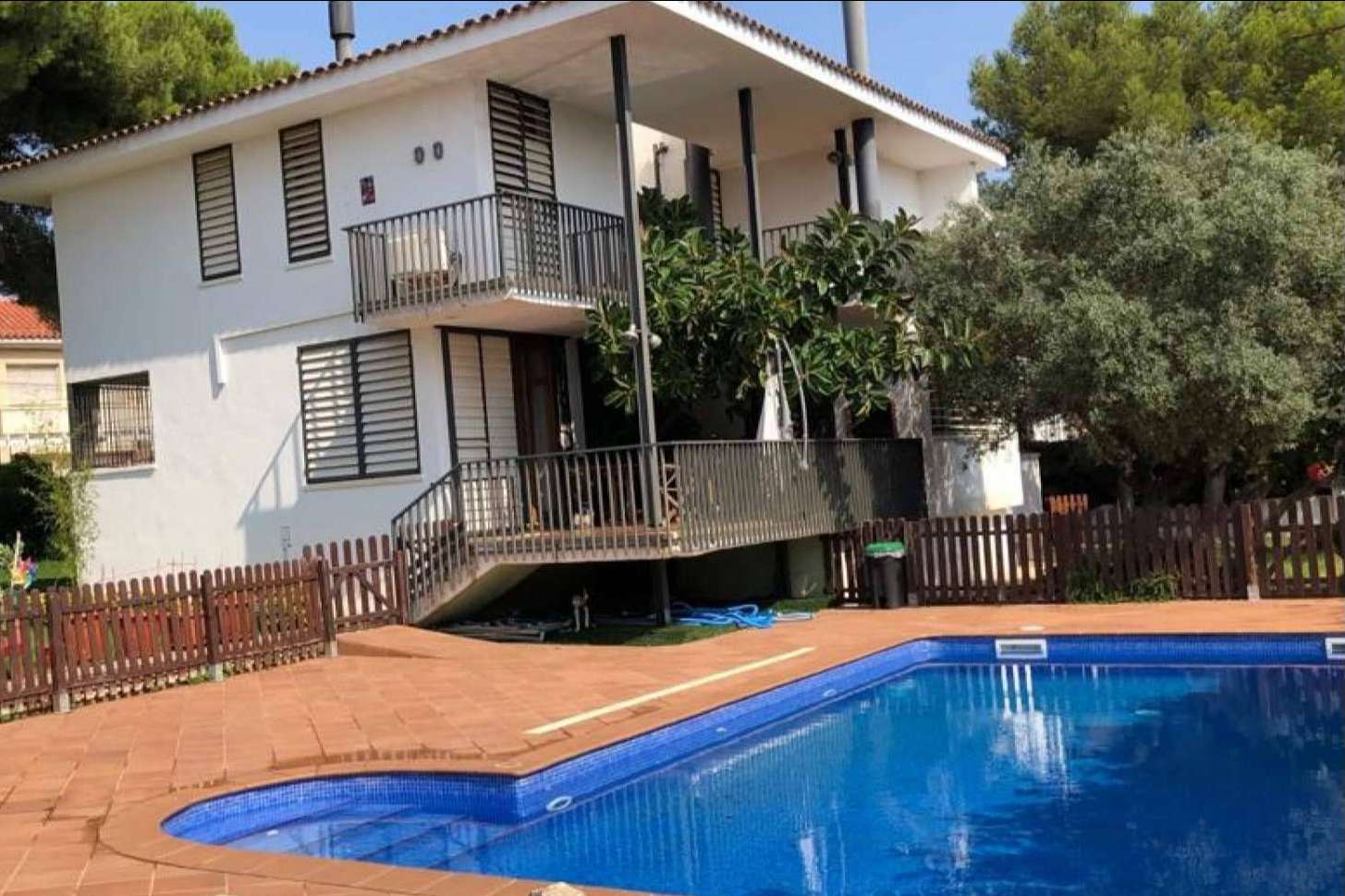 Mansión en venta en entorno de playa y jardín con piscina particular