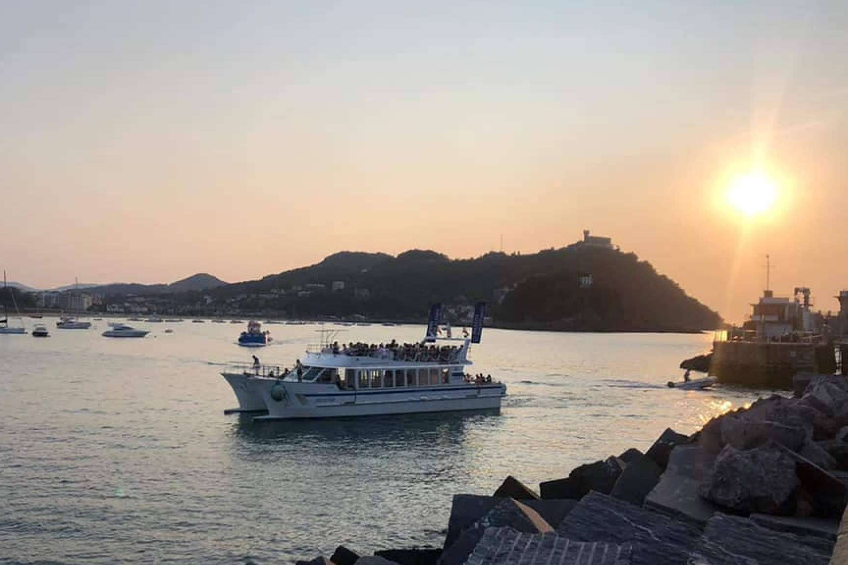 Eventos de empresa a bordo del catamarán Ciudad San Sebastián