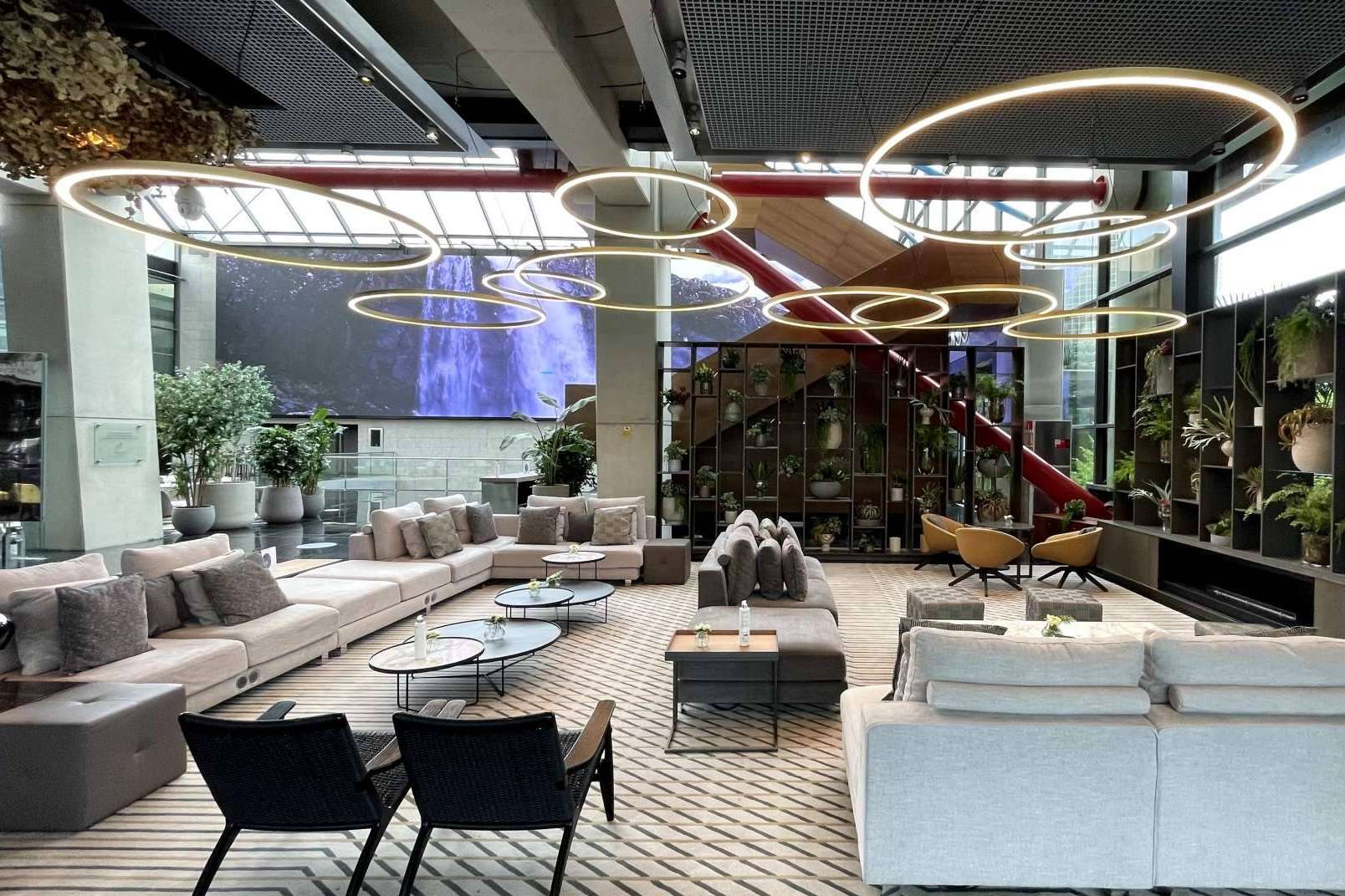 El proyecto Hotel Hesperia Tower cuenta con lámparas a medida