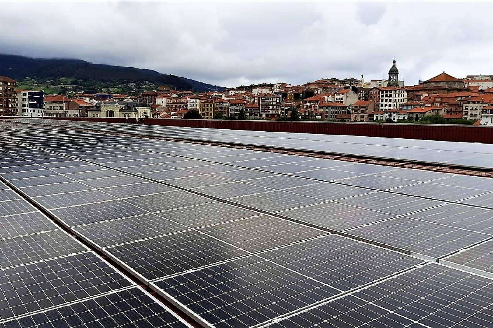 Realizando instalaciones de autoconsumo solar para particulares y empresas, Energiber contribuye a la eficiencia energética