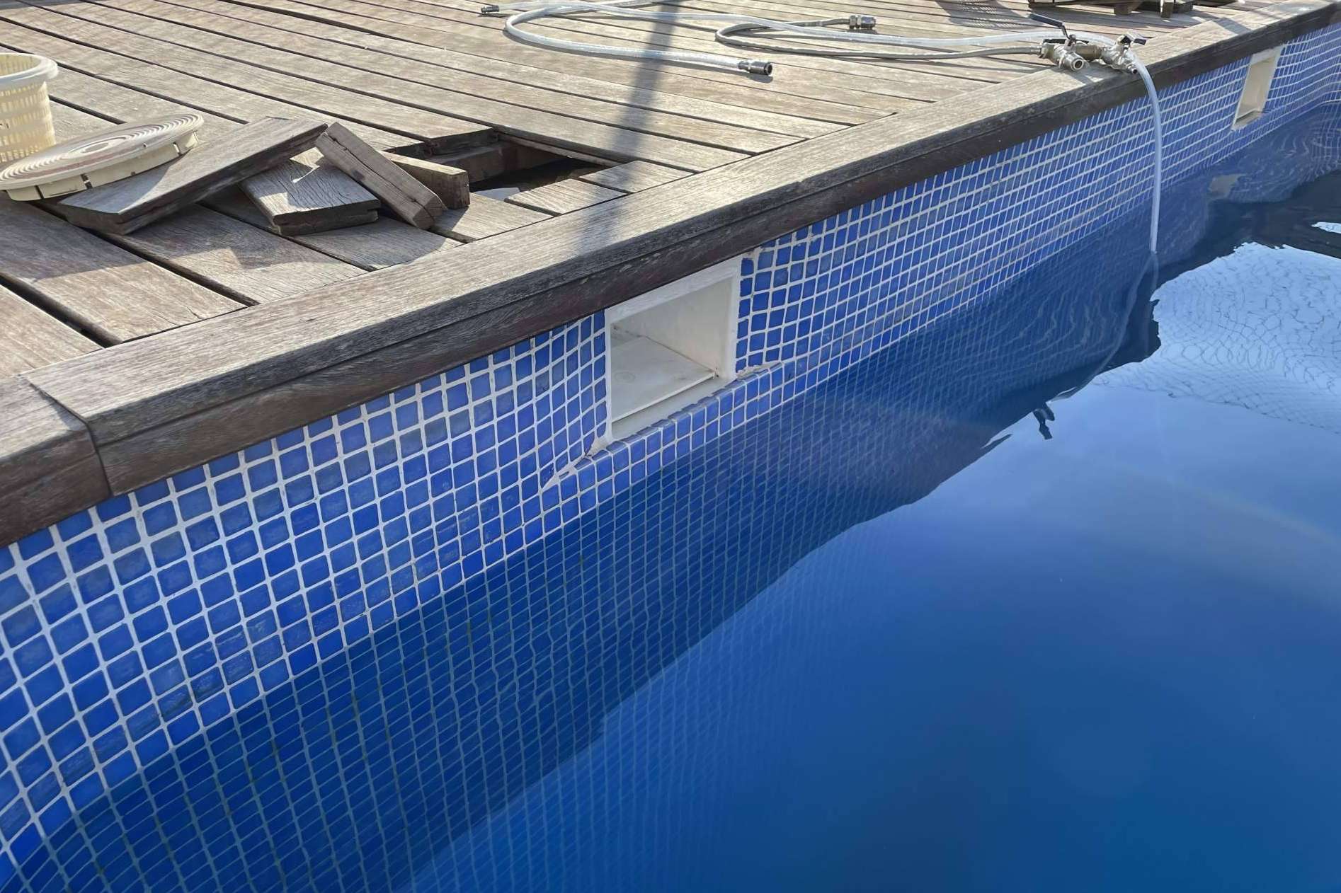 Localizar y reparar las fugas agua piscinas con el soporte de TELEFUGA