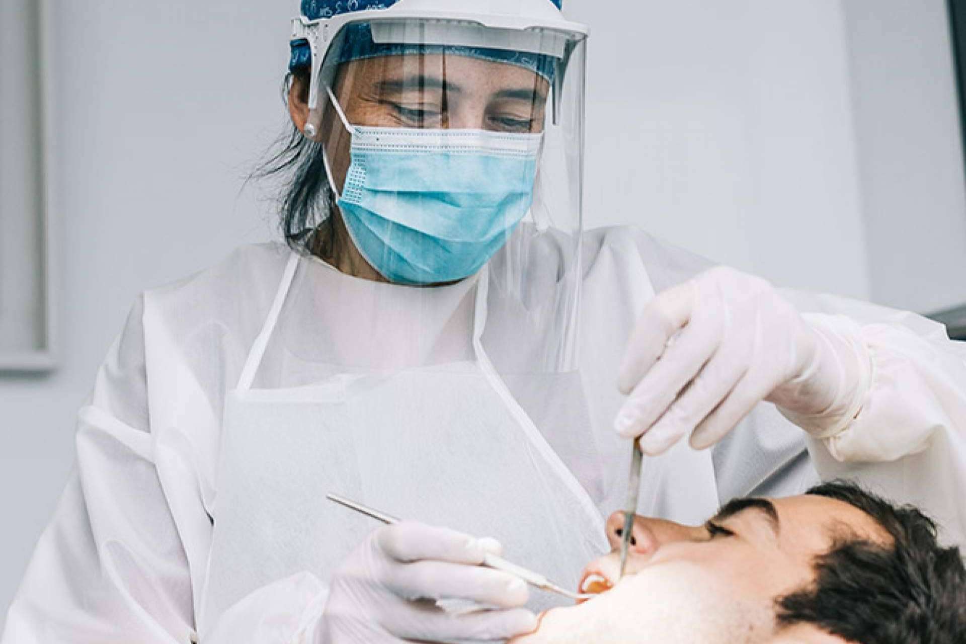 La importancia de tratar una caries con una endodoncia, por Clínica Sanzmar