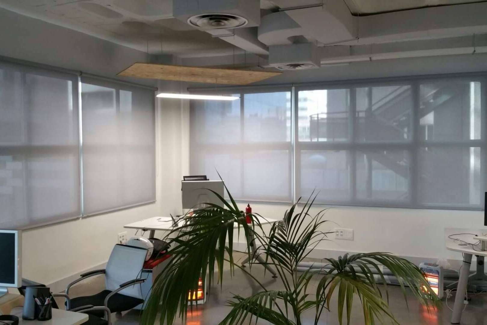 La iluminación natural de los espacios de trabajo, mediante el uso de estores y cortinas, influye en la productividad de los empleados