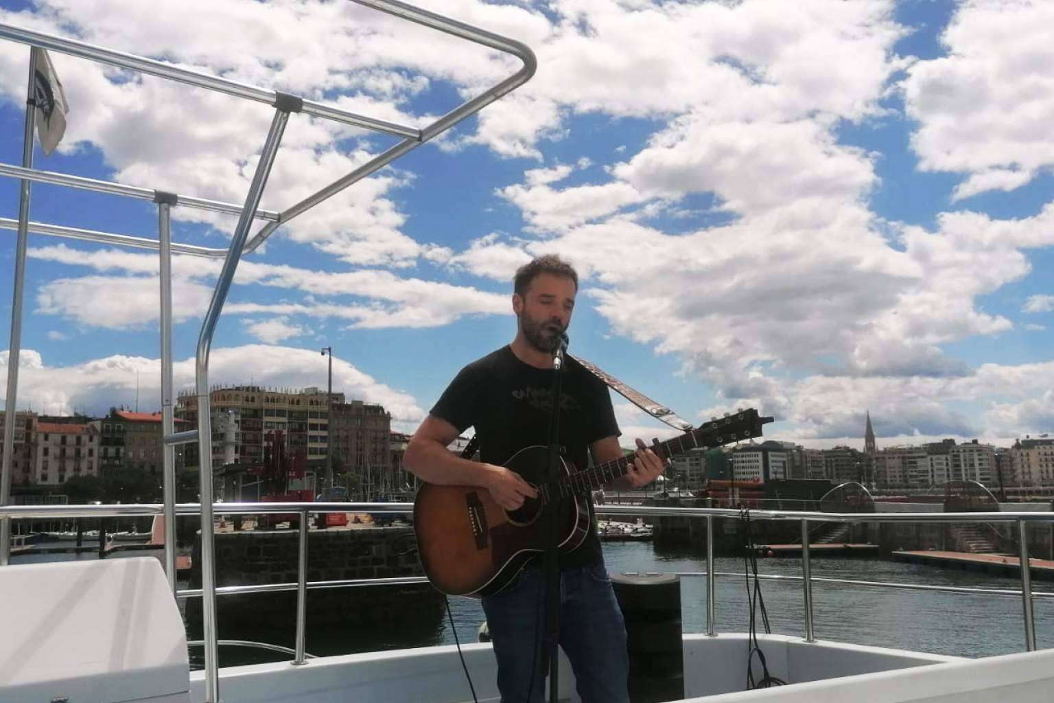 Una experiencia inolvidable con música en directo a bordo del Catamarán Ciudad San Sebastián