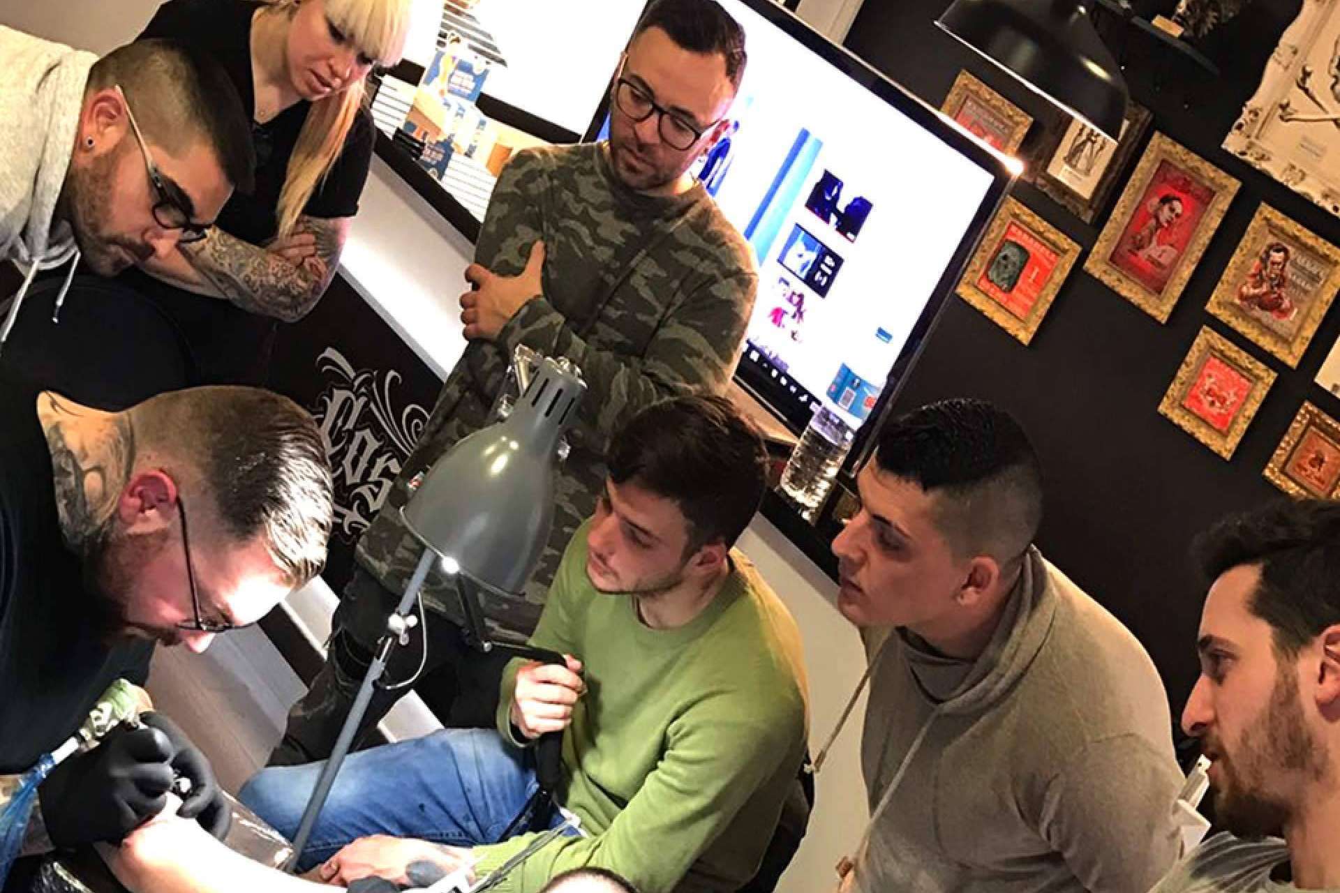 Mejorar las habilidades de tatuaje con los seminarios a artistas de Carlos Fabra