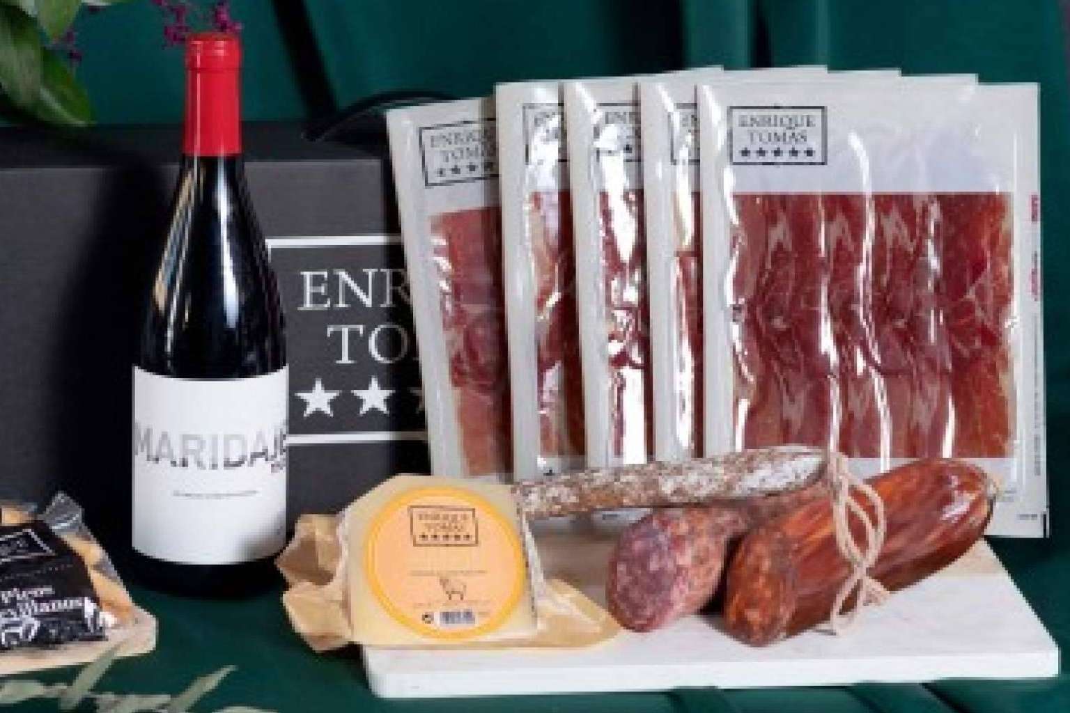 Enrique Tomás ofrece su cesta de Navidad
