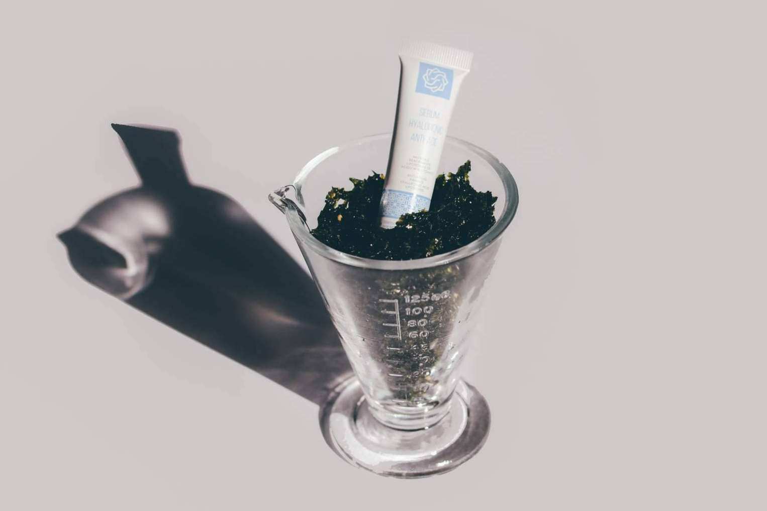 Finaderm expone las propiedades del serum hyaluronic anti-age