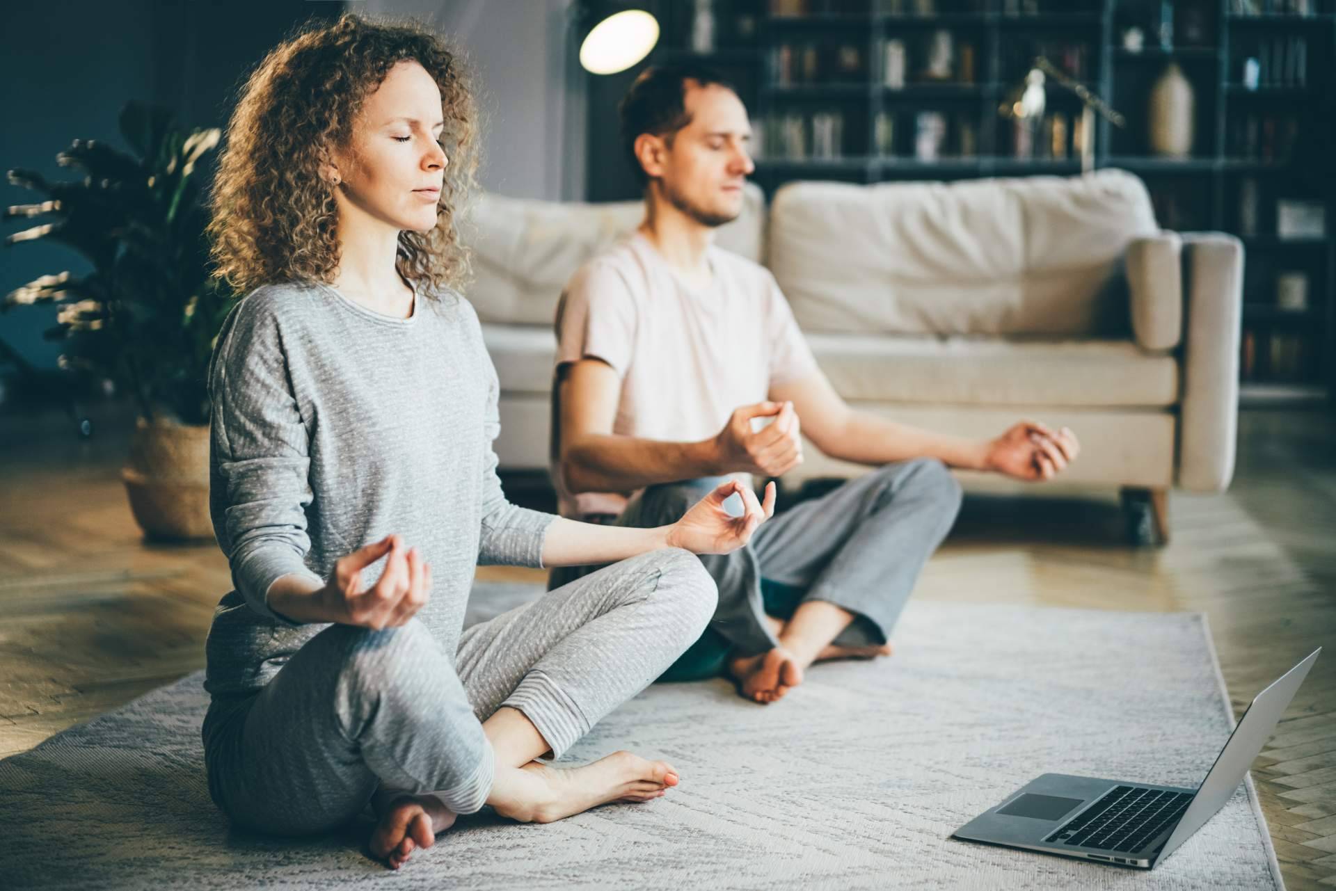 El curso de meditación de Escuela Transformacional permite aprender a meditar en 5 sencillos pasos