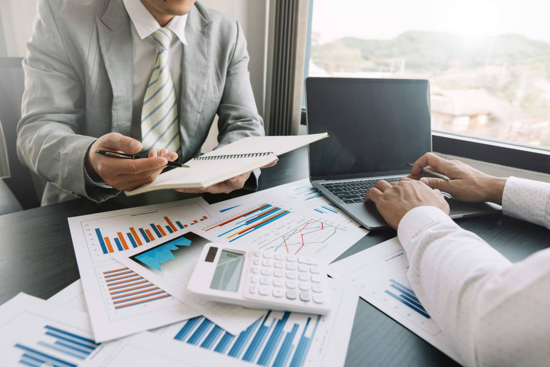 ¿Cómo invertir los activos financieros mediante estrategias de inversión de valor añadido?