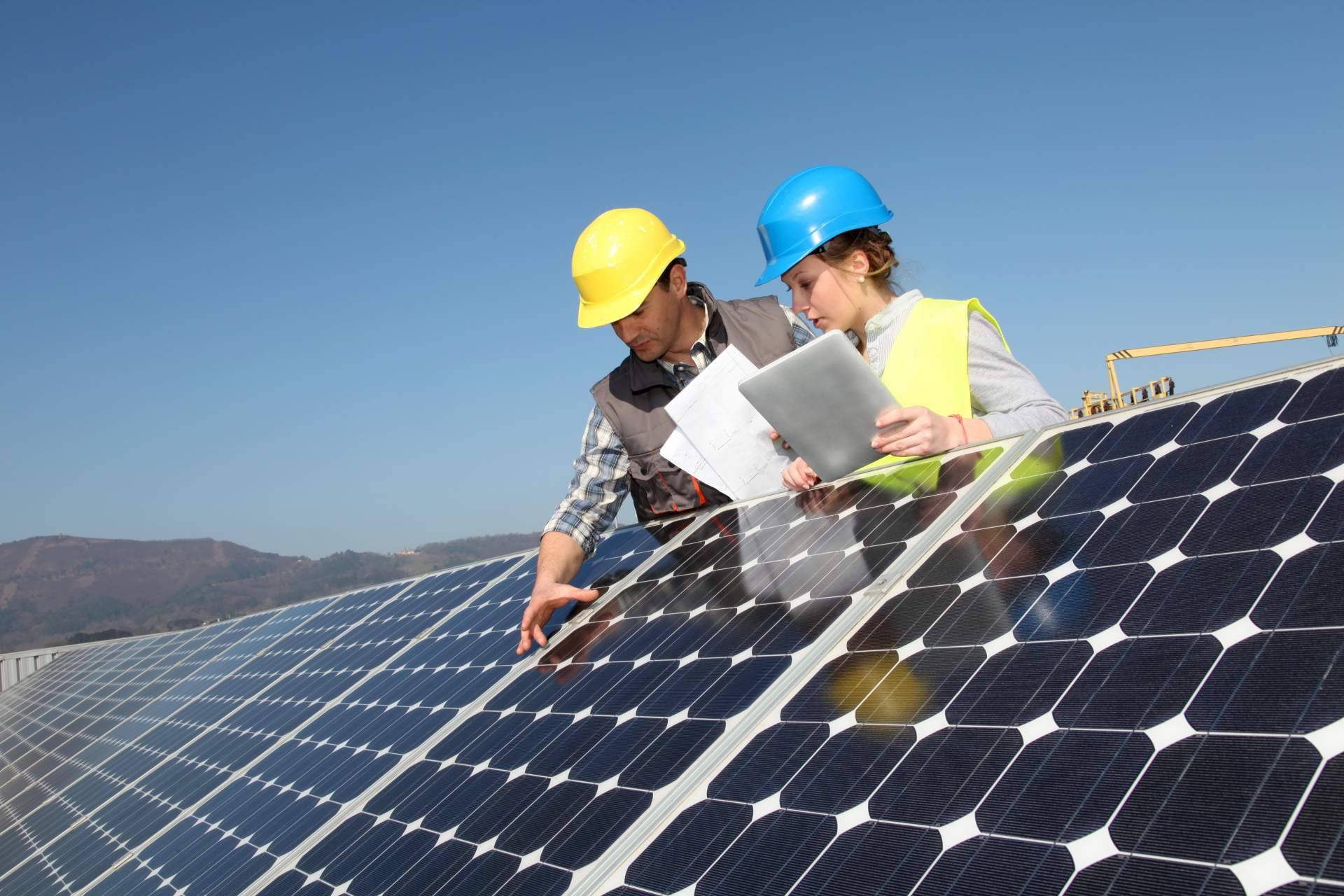 ¿Es posible ahorrar con placas solares en la factura de la luz?