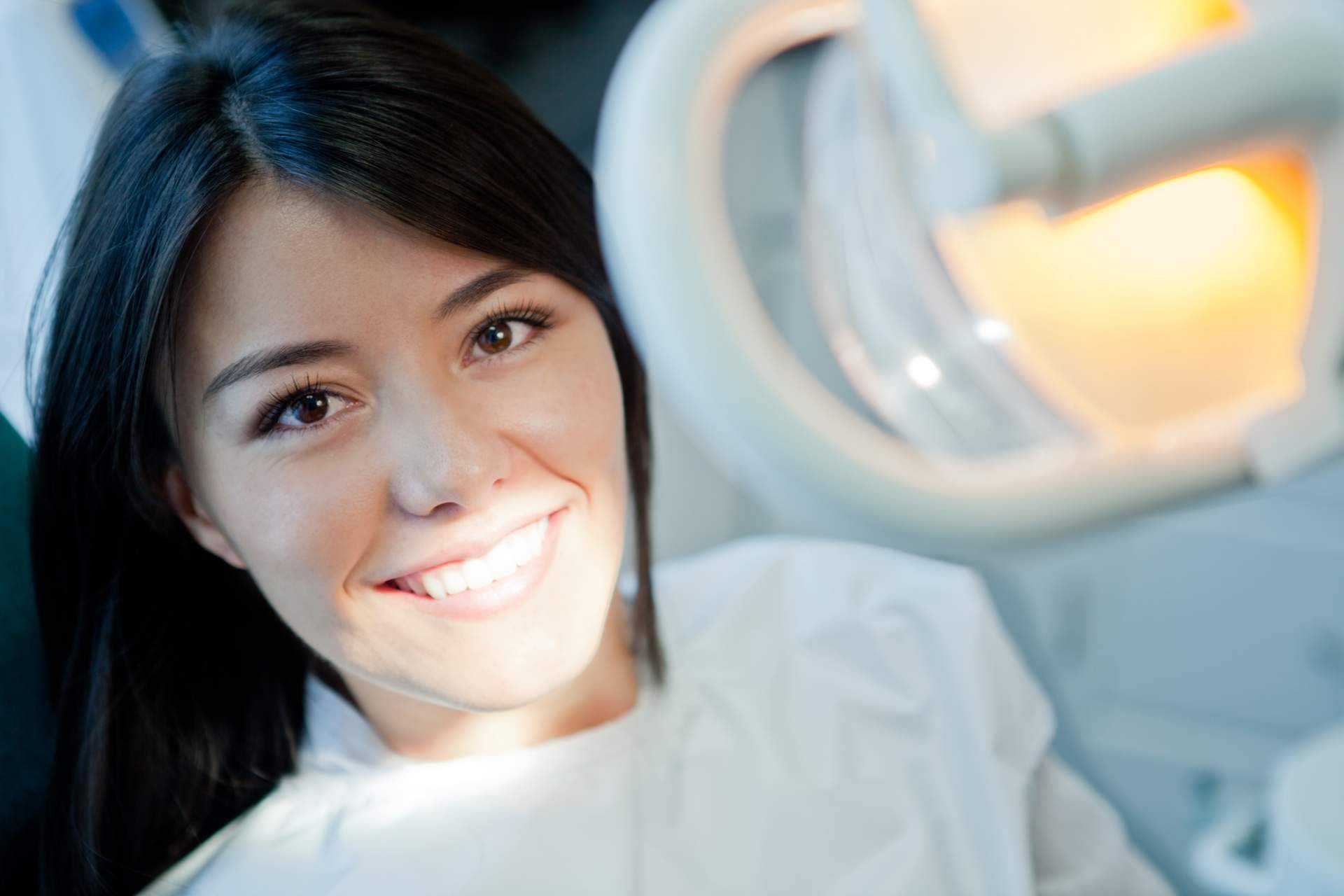 ¿Cuáles son los riesgos y las consecuencias de un blanqueamiento dental casero?, por Clínica dental Eduardo López