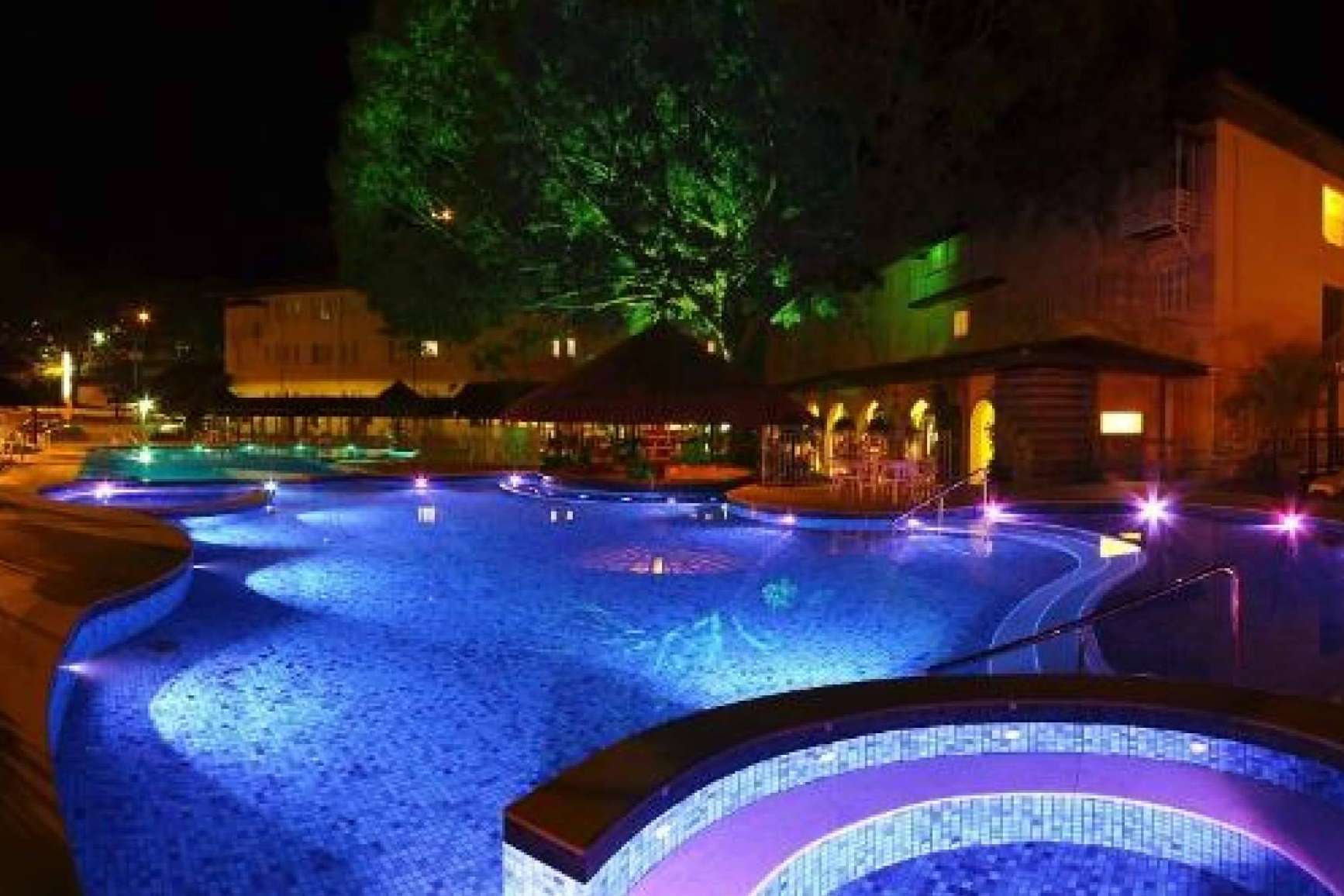 ¿Dónde encontrar iluminación para piscinas con focos LED? Warmpool