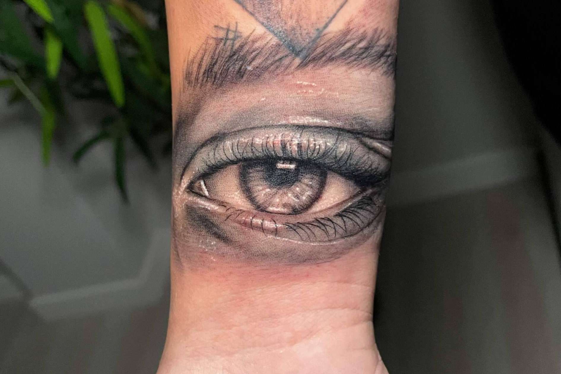 Carlos Loise tatúa en su estudio Losie Tattoo Art en Murcia