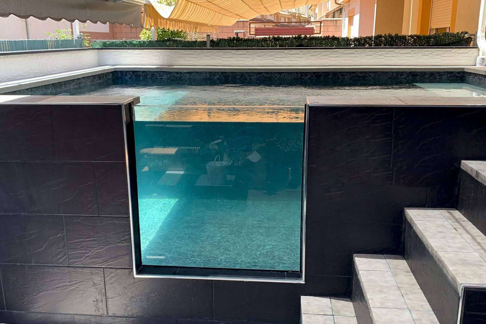 Esencial Pool explica los beneficios de contar con una piscina elevada con cristal