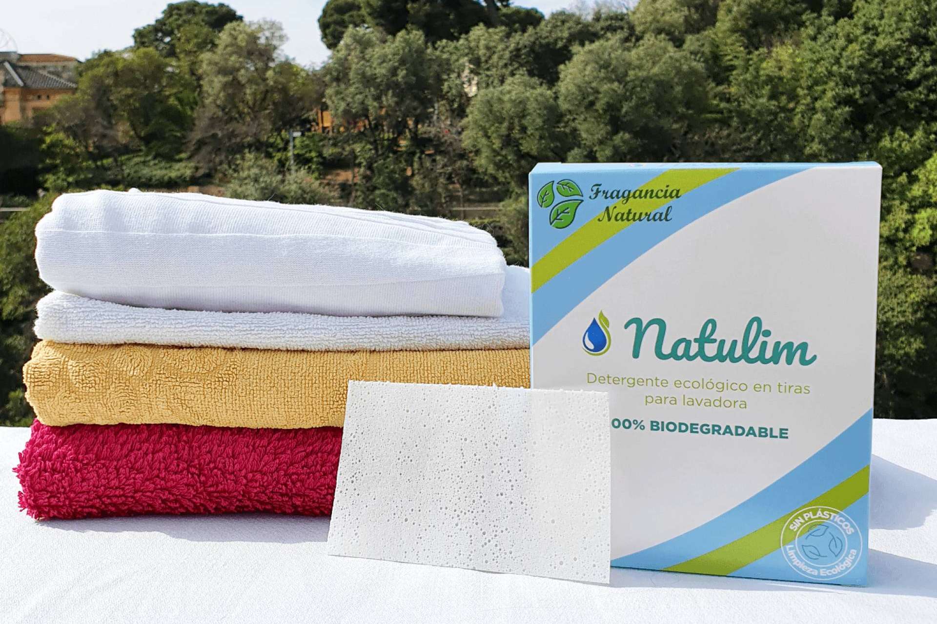 Una gran opción para lavar la ropa cuidando el medioambiente son las tiras de detergente ecológico Natulim