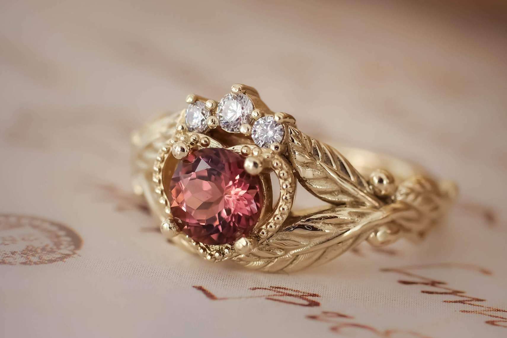 Eden Garden Jewelry ayuda a encontrar la talla exacta para el anillo de compromiso