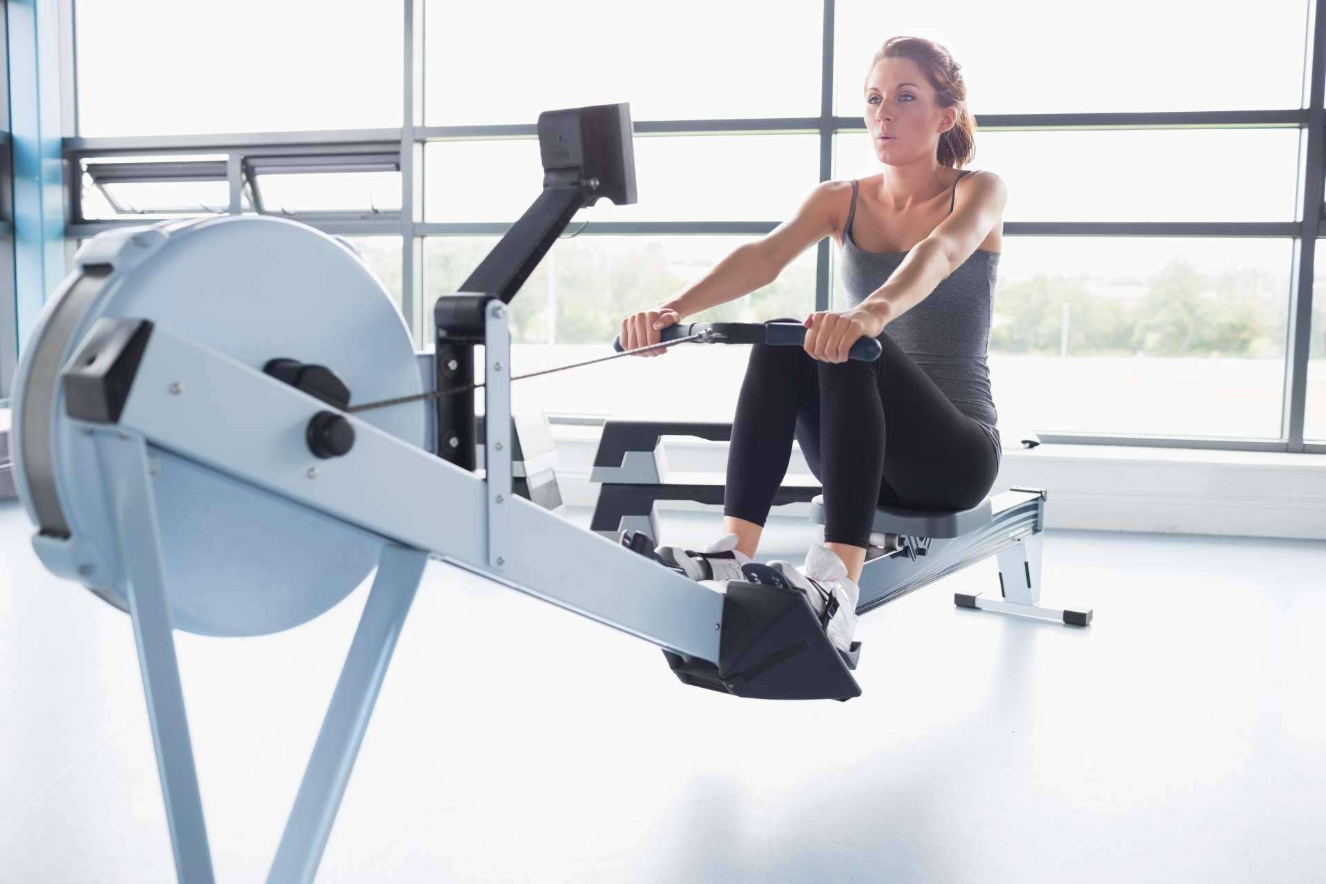 Top Entreno explica por qué el remo es uno de los mejores ejercicios para mantenerse en forma a partir de los 40