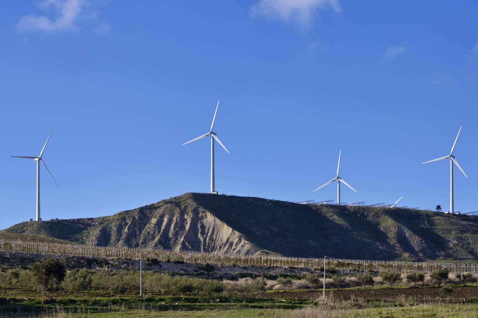 La importancia de mejorar la eficiencia energética en hogares y negocios