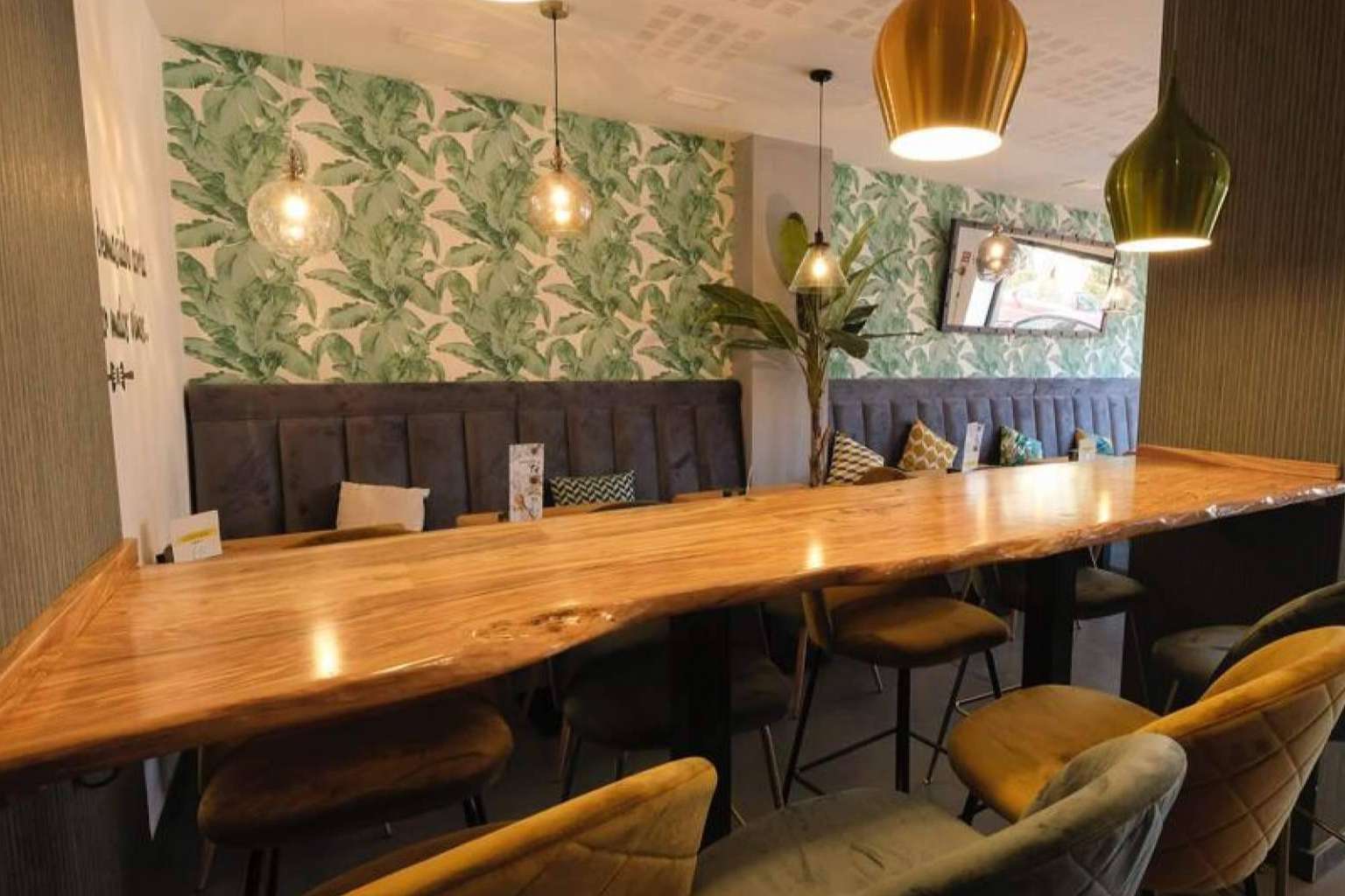Darle un toque único a la decoración de un restaurante con los mostradores de madera de olivo