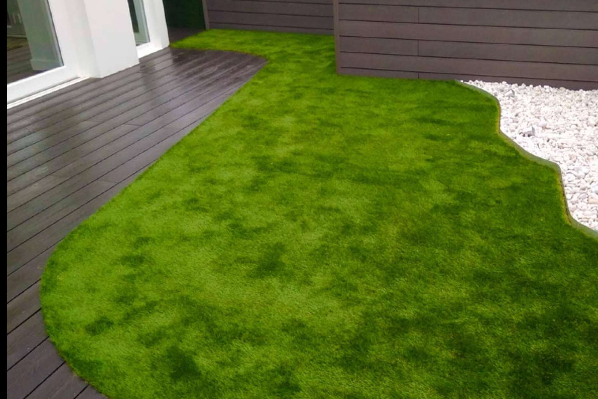 Instalación profesional de césped artificial en Madrid