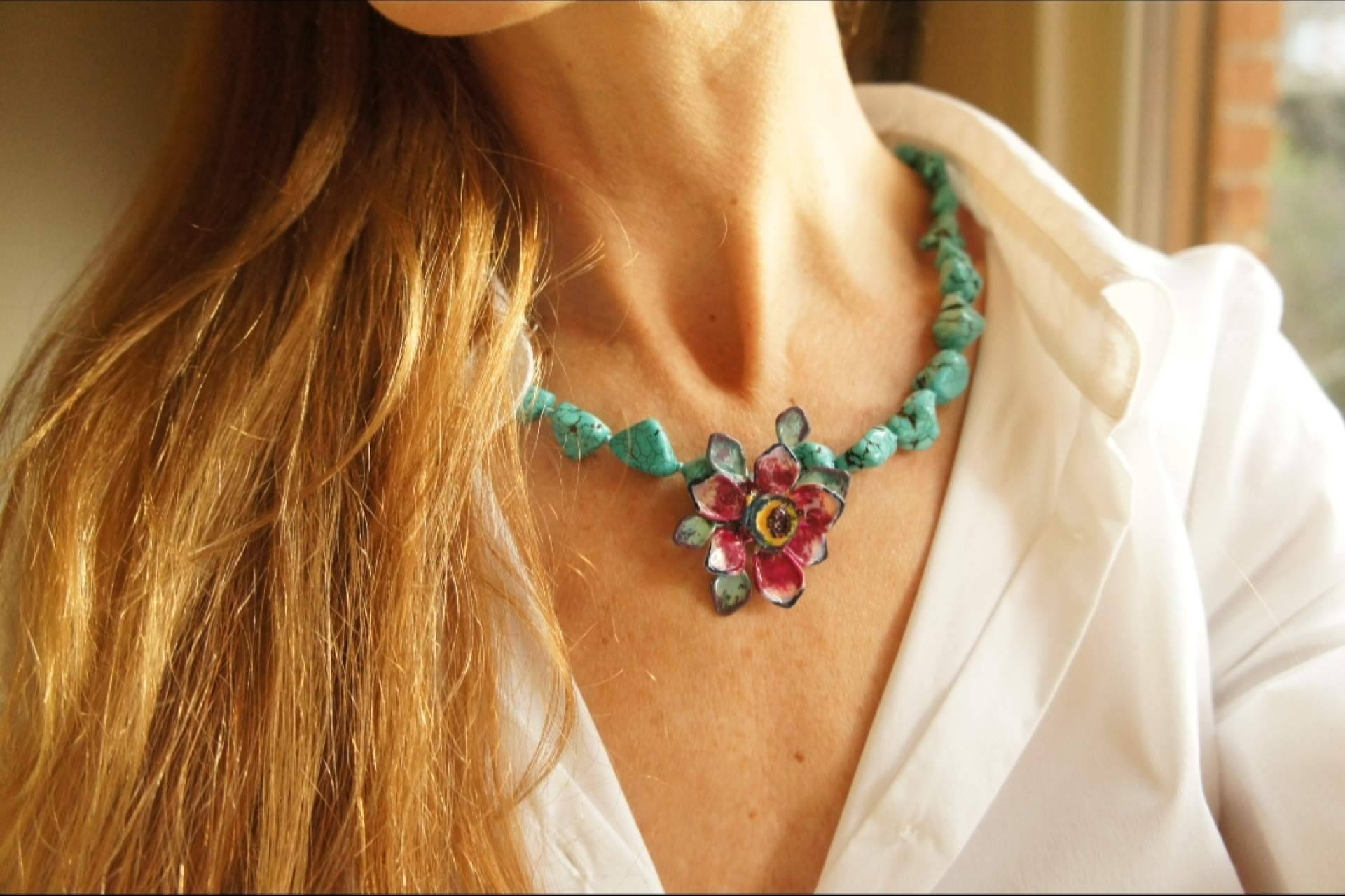 Collares de flores y joyas artesanales de la mano de BY EME JOYAS