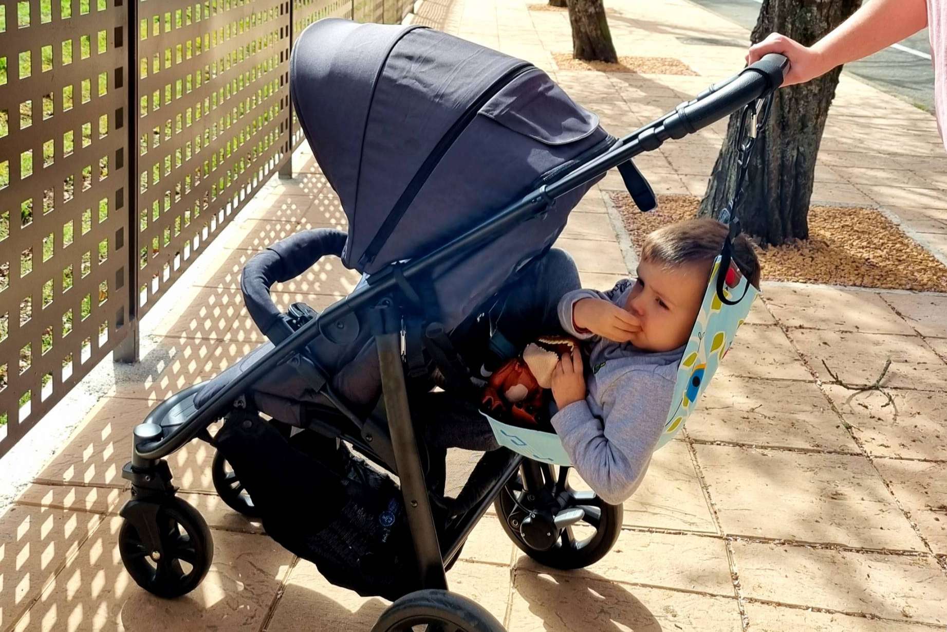 La silla auxiliar de amaBABY permite llevar a dos niños en el mismo carro