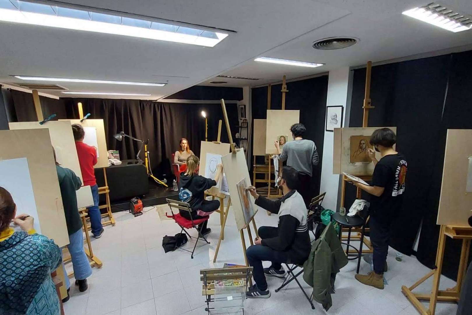 Excelente docencia académica de la mano de artistas en activo con numerosas exposiciones, ferias y eventos, Estudio Ilógico